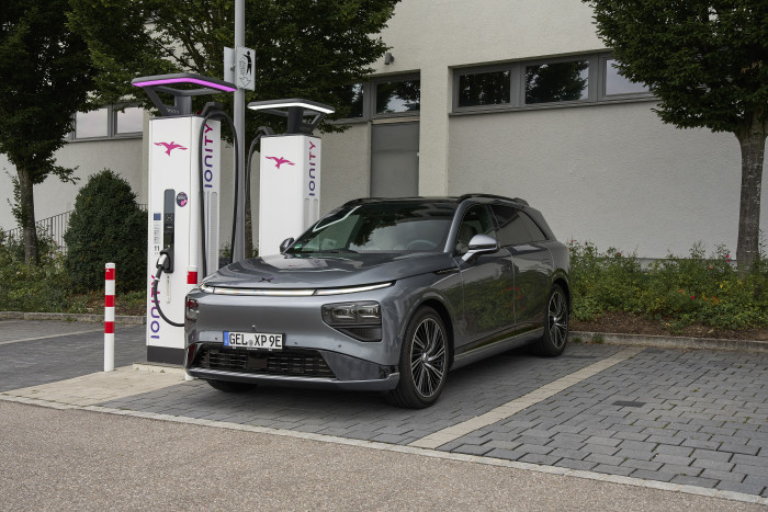 Xpeng G9 an der Ladesäule (Bild: Xpeng)